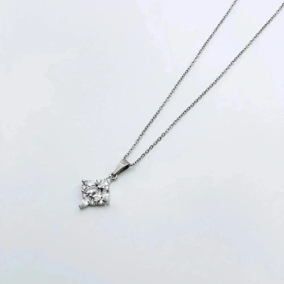 Joliet Jewelry - Leaf pendant necklace